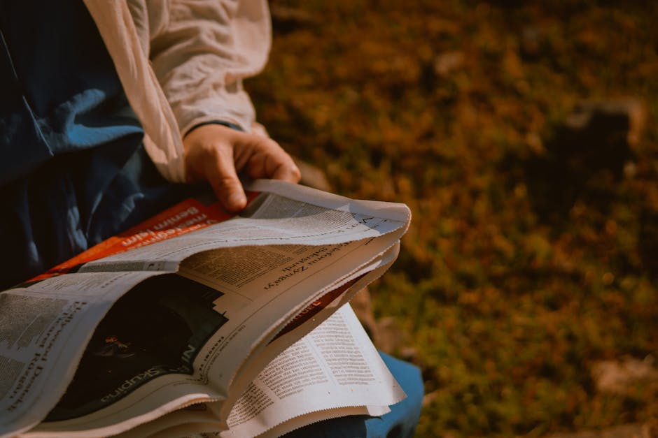Persona che legge un quotidiano e si informa